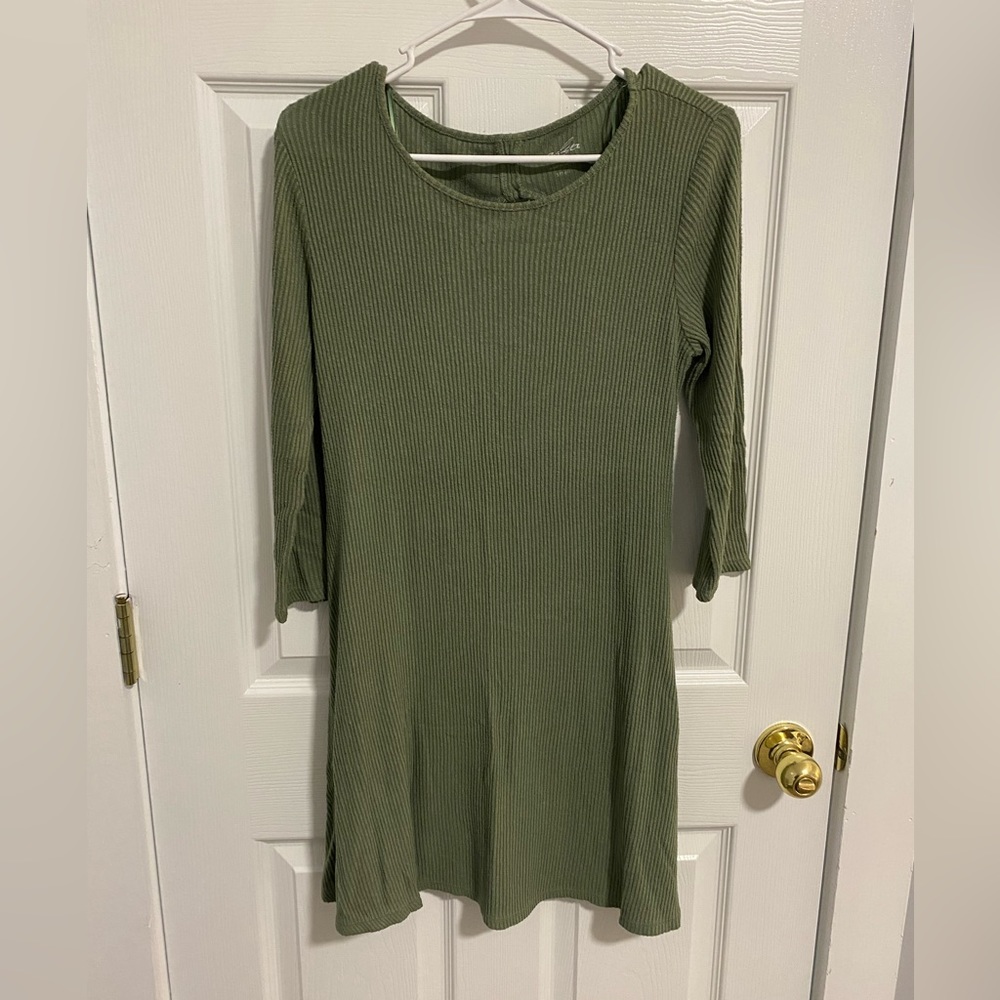 Green, comfy dress with mid-length sleeves